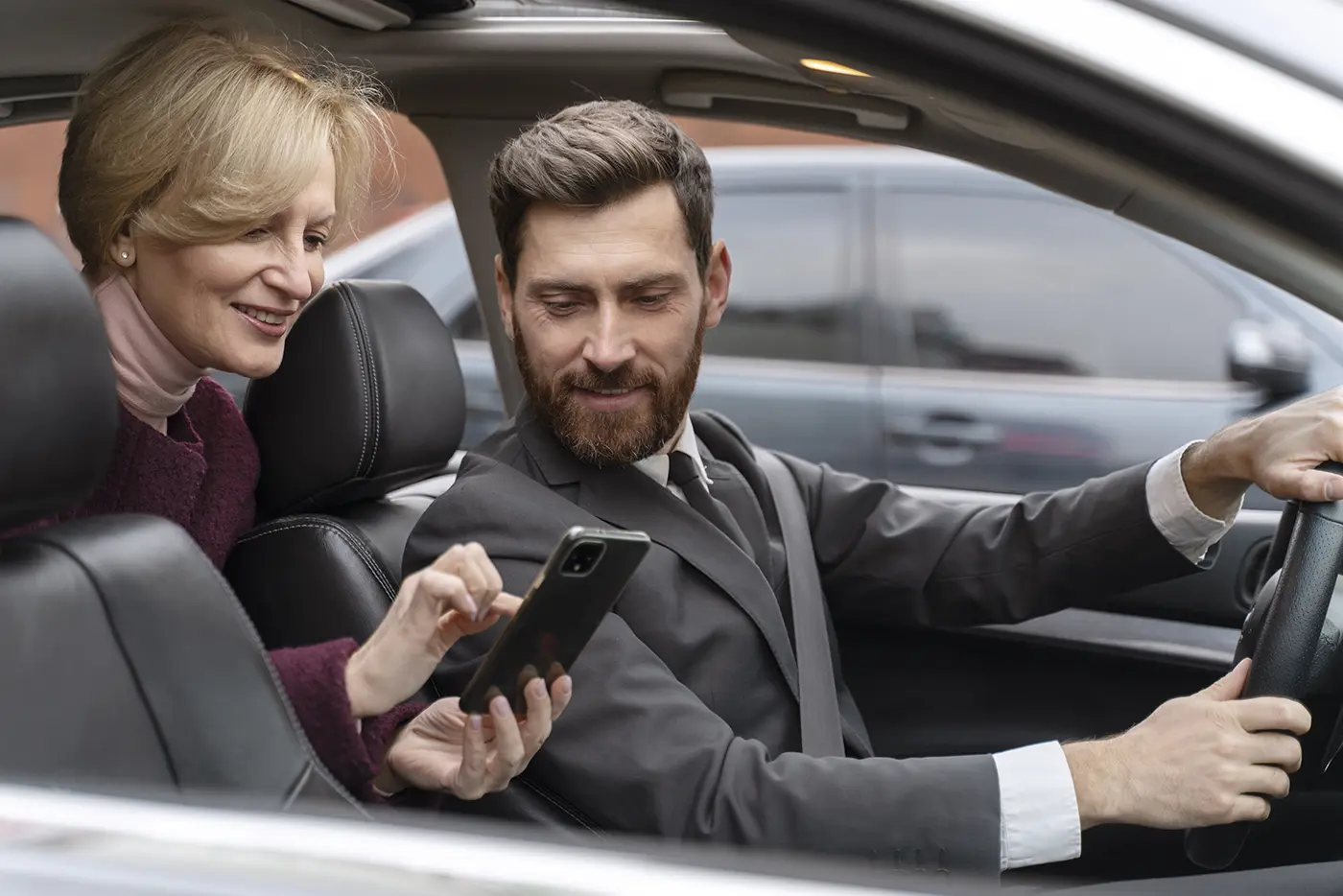 Interaction professionnelle entre un chauffeur VTC et sa cliente