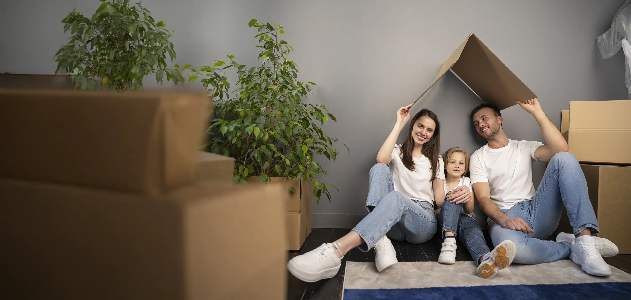 Famille heureuse emménageant dans leur maison, assurée malgré une précédente résiliation