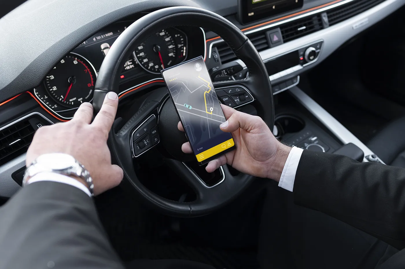 Chauffeur VTC habillé en costume élégant, représentant le service Direct VTC