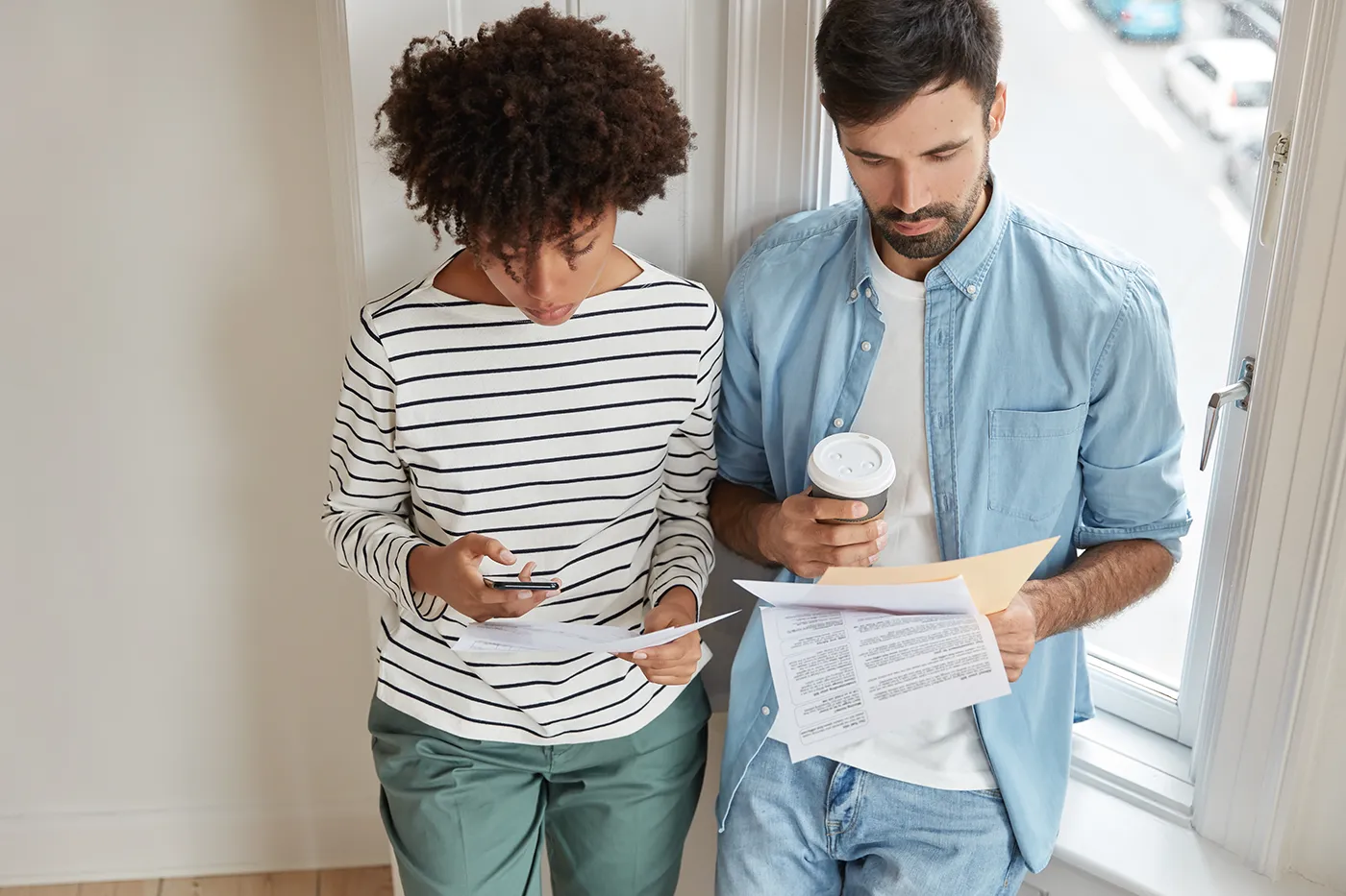 Couple lisant la procédure pour souscrire une assurance habitation direct malus après résiliation de leur contrat